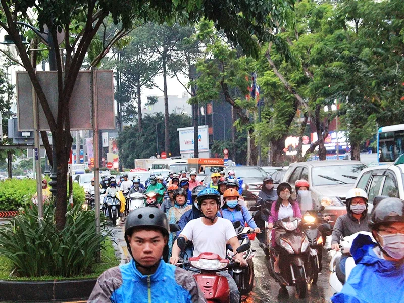 Tình trạng ùn ứ, kẹt xe kéo dài từ khoảng 16 giờ chiều cho đến gần tối 